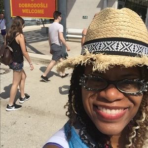 Meet your Posher, Velica